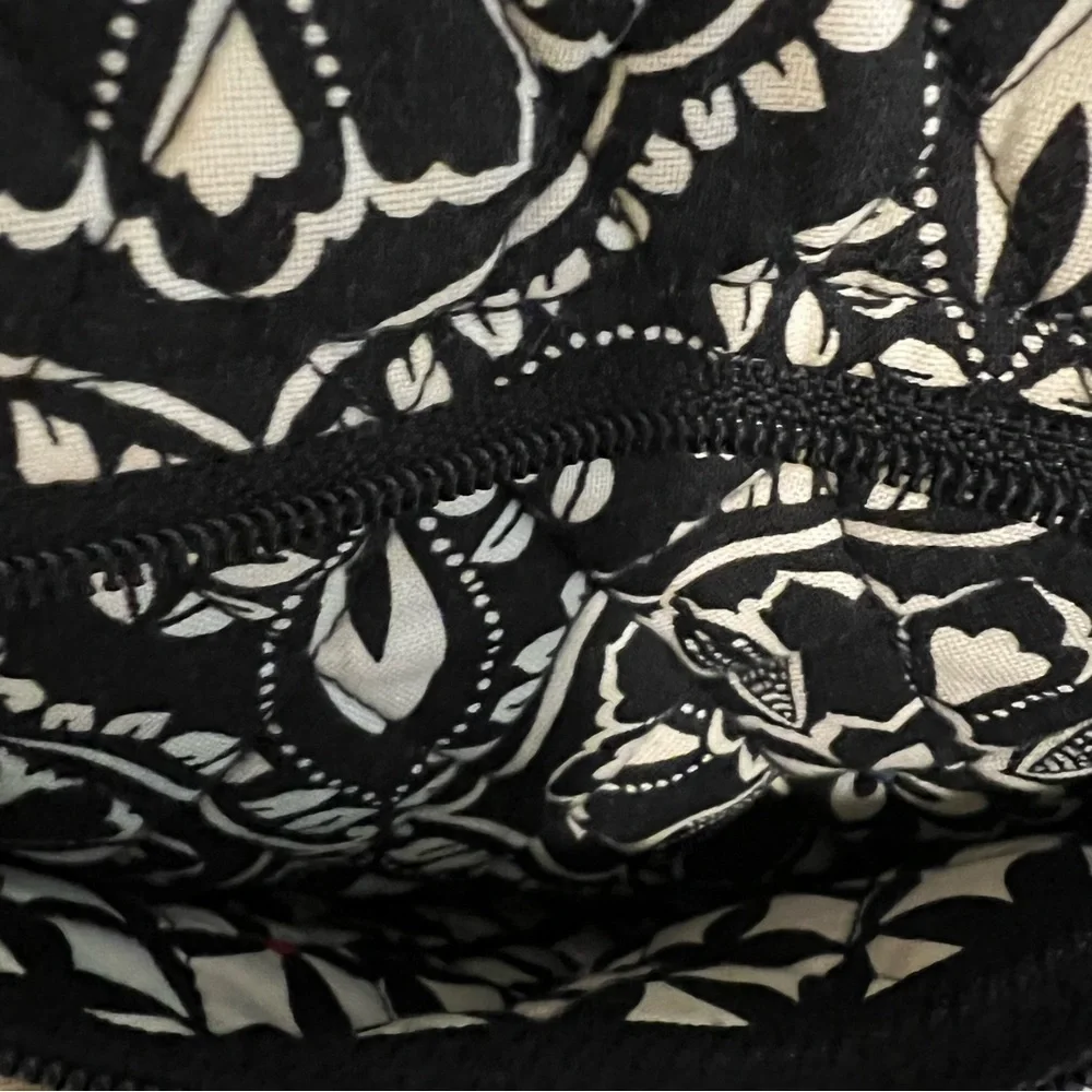 VERA BRADLEY Barcelona 2011 On The Go Crossbody Black Commuter Black Red Blue